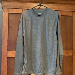Rhône like new long sleeved size M men’s gray knit shirt